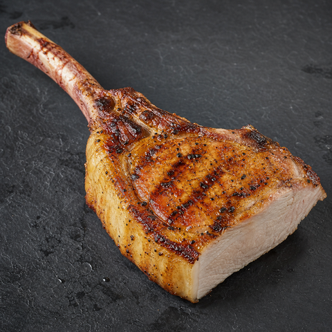 Tomahawk suíno cozinhado com osso longo
